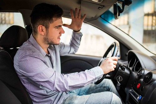 Actitudes y hábitos que nos convierten en conductores molestos